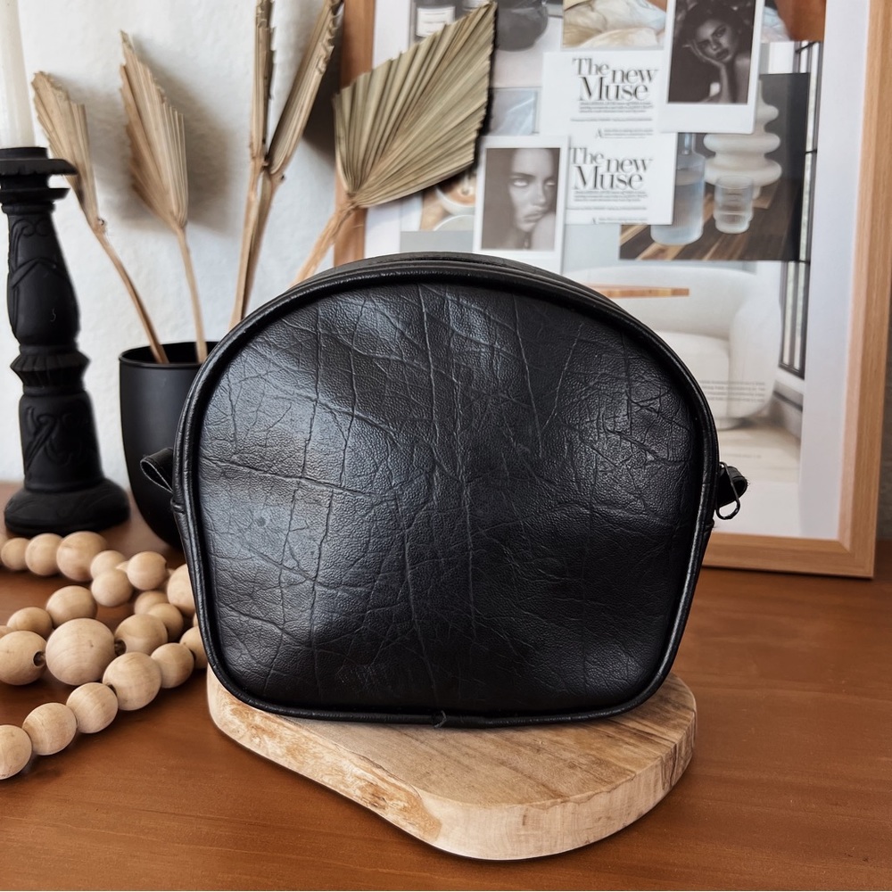 SOLD ❌ VINTAGE BLACK FAUX LEATHER MAKEUP BAG - Picture 9 of 9